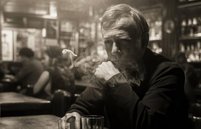 El consumo de bebidas alcohólicas y cigarrillos es muy frecuente después de jugar fútbol en Ecuador.