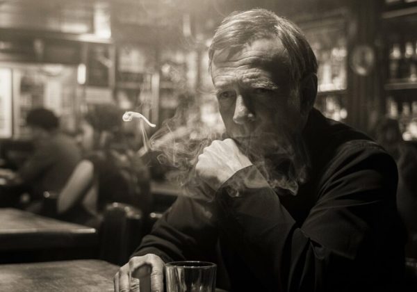 El consumo de bebidas alcohólicas y cigarrillos es muy frecuente después de jugar fútbol en Ecuador.