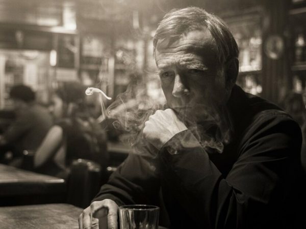 El consumo de bebidas alcohólicas y cigarrillos es muy frecuente después de jugar fútbol en Ecuador.