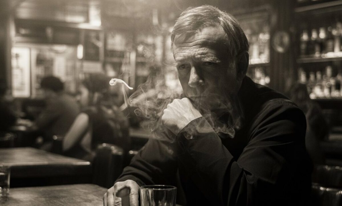 El consumo de bebidas alcohólicas y cigarrillos es muy frecuente después de jugar fútbol en Ecuador.