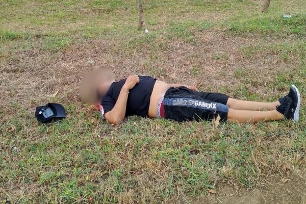 El cuerpo baleado quedó a un costado de la vía que conduce a Bahía.