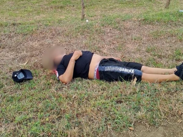 El cuerpo baleado quedó a un costado de la vía que conduce a Bahía.