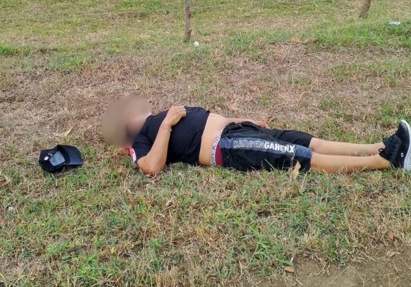 El cuerpo baleado quedó a un costado de la vía que conduce a Bahía.
