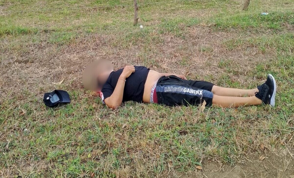 El cuerpo baleado quedó a un costado de la vía que conduce a Bahía.