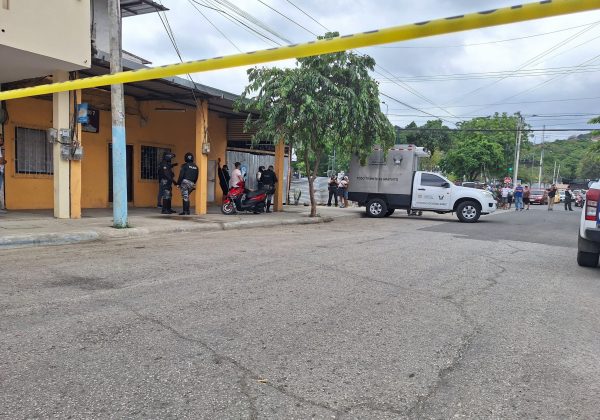 El cuerpo de Carla Arauz., la mujer asesinada a tiros, fue llevado al centro forense de Manta para la autopsia de rigor.