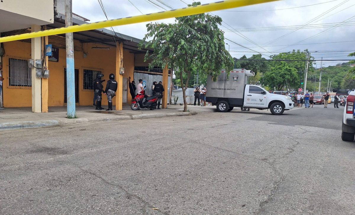 El cuerpo de Carla Arauz., la mujer asesinada a tiros, fue llevado al centro forense de Manta para la autopsia de rigor.
