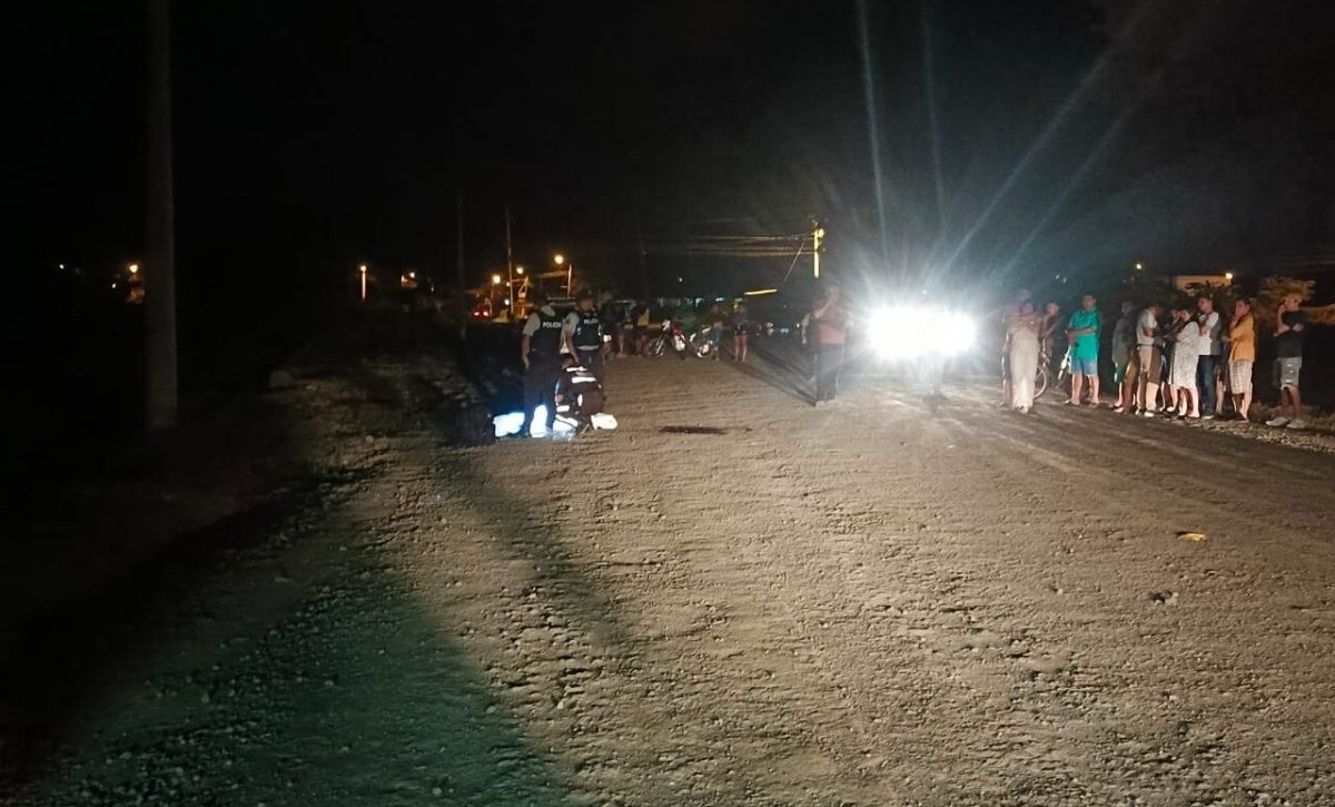 El cuerpo de Jorge Cevallos fue inspeccionado en el lugar y llevado al centro forense de Manta.