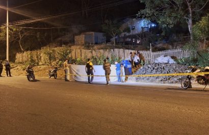 El cuerpo de Kelvin Menéndez fue llevado al centro forense de Manta luego de las pericias.