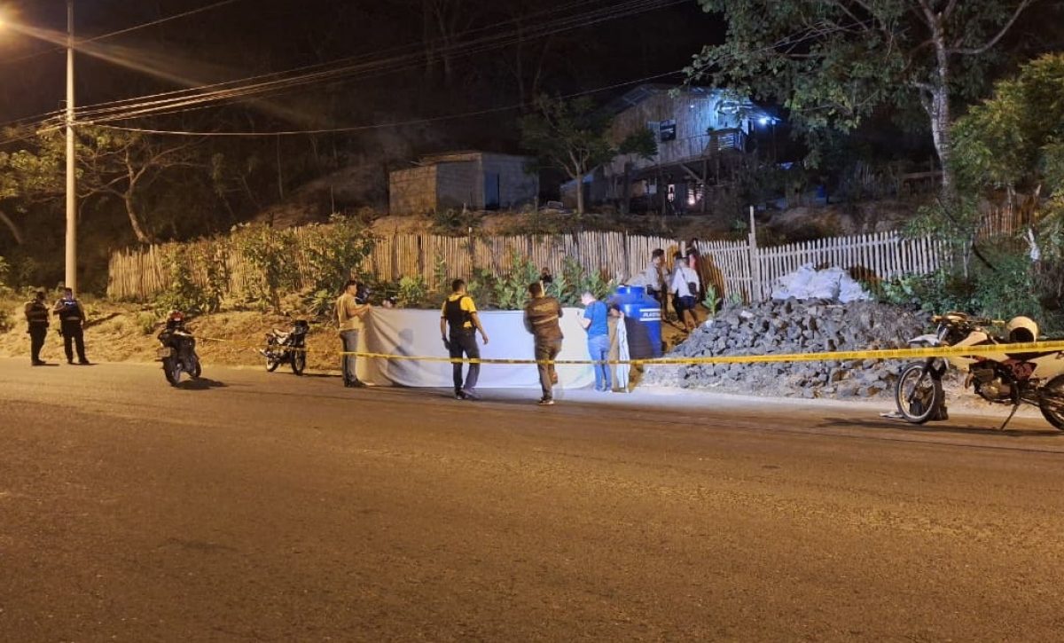 El cuerpo de Kelvin Menéndez fue llevado al centro forense de Manta luego de las pericias.