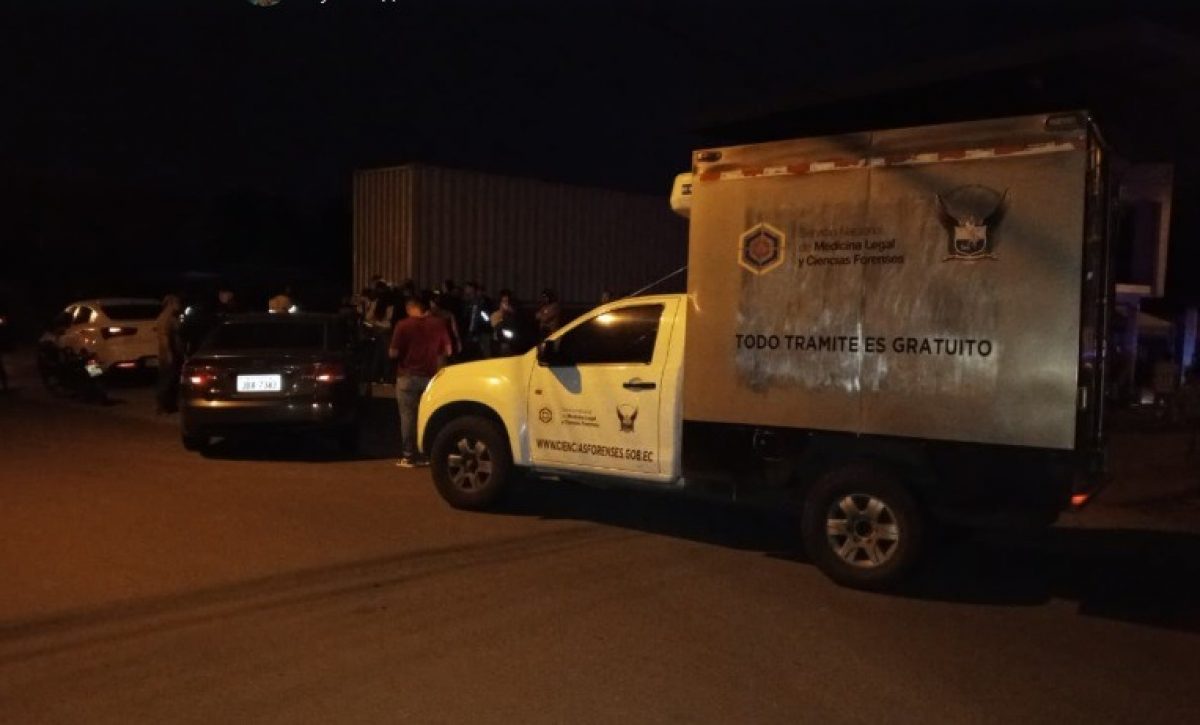 El cuerpo de William Vinces fue trasladado al centro forense de Manta para la autopsia de rigor.