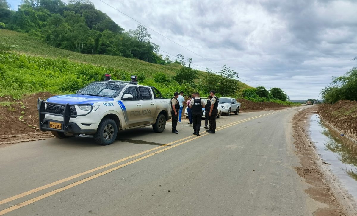 El cuerpo de un hombre sin identificar fue hallado a un costado de la carretera