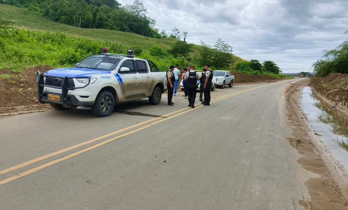 El cuerpo de un hombre sin identificar fue hallado a un costado de la carretera