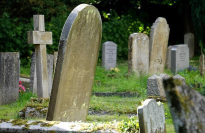 El cuerpo de una adolescente fue sacado de su tumba y abusado por una persona que profanó su última morada. (Pexels)