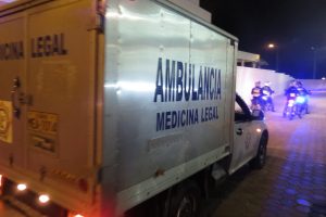 El cuerpo del policía asesinado de varios disparos fue llevado al centro forense para la autopsia.