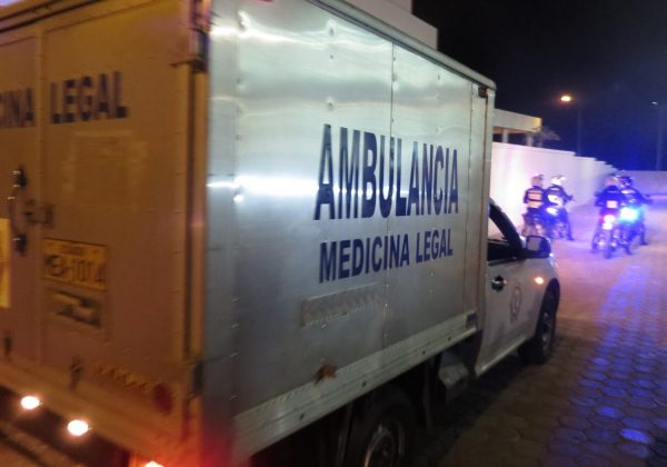 El cuerpo del policía asesinado de varios disparos fue llevado al centro forense para la autopsia.