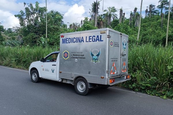 El cuerpo sin identificar fue llevado al centro forense de Manta.