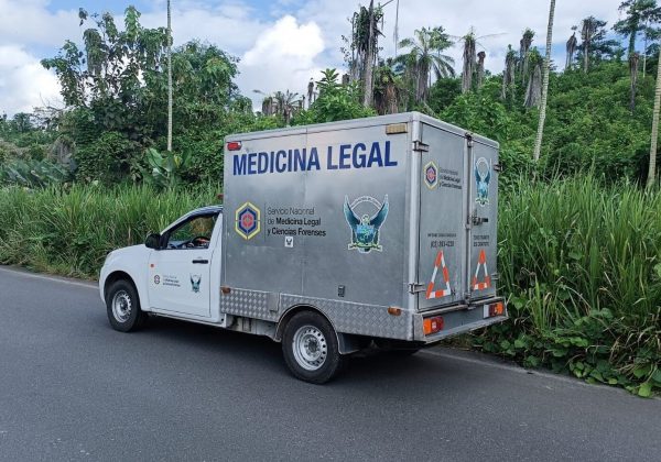 El cuerpo sin identificar fue llevado al centro forense de Manta.