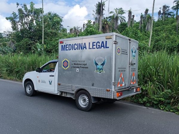 El cuerpo sin identificar fue llevado al centro forense de Manta.