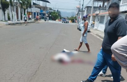 El cuerpo sin vida del estudiante quedó en los exteriores de la unidad educativa donde estudiaba.