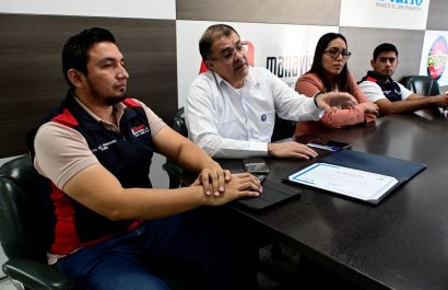El decano y los docentes de arquitectura durante su visita a Medios Ediasa
