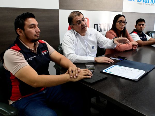 El decano y los docentes de arquitectura durante su visita a Medios Ediasa