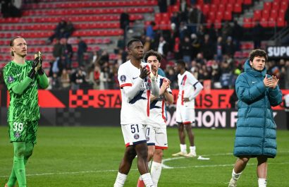 El defensa central Willian Pacho del PSG