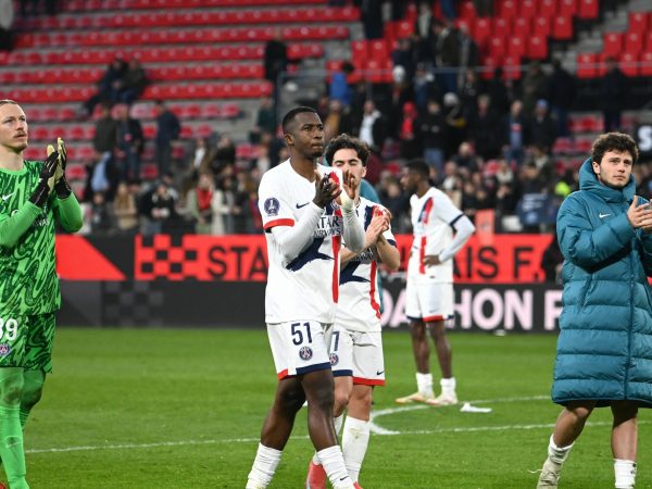 El defensa central Willian Pacho del PSG