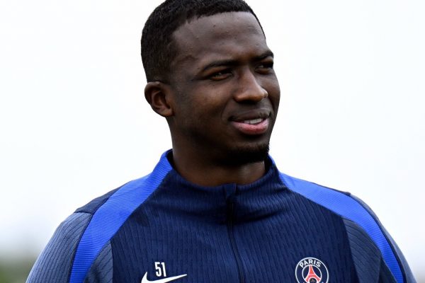 El defensa ecuatoriano Willian Pacho se entrena con el PSG en Estados Unidos para el Mundial de Clubes.