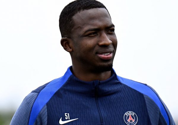 El defensa ecuatoriano Willian Pacho se entrena con el PSG en Estados Unidos para el Mundial de Clubes.