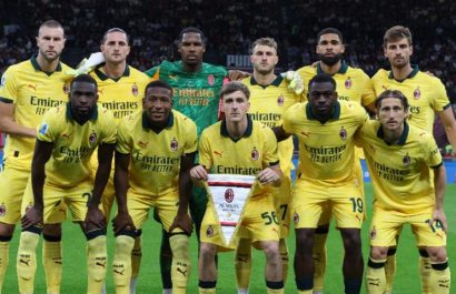 El defensor ecuatoriano Pervis Estupiñán con sus compañeros del Milan en la serie A FOTO: Milan