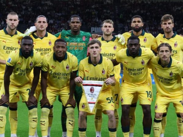 El defensor ecuatoriano Pervis Estupiñán con sus compañeros del Milan en la serie A FOTO: Milan