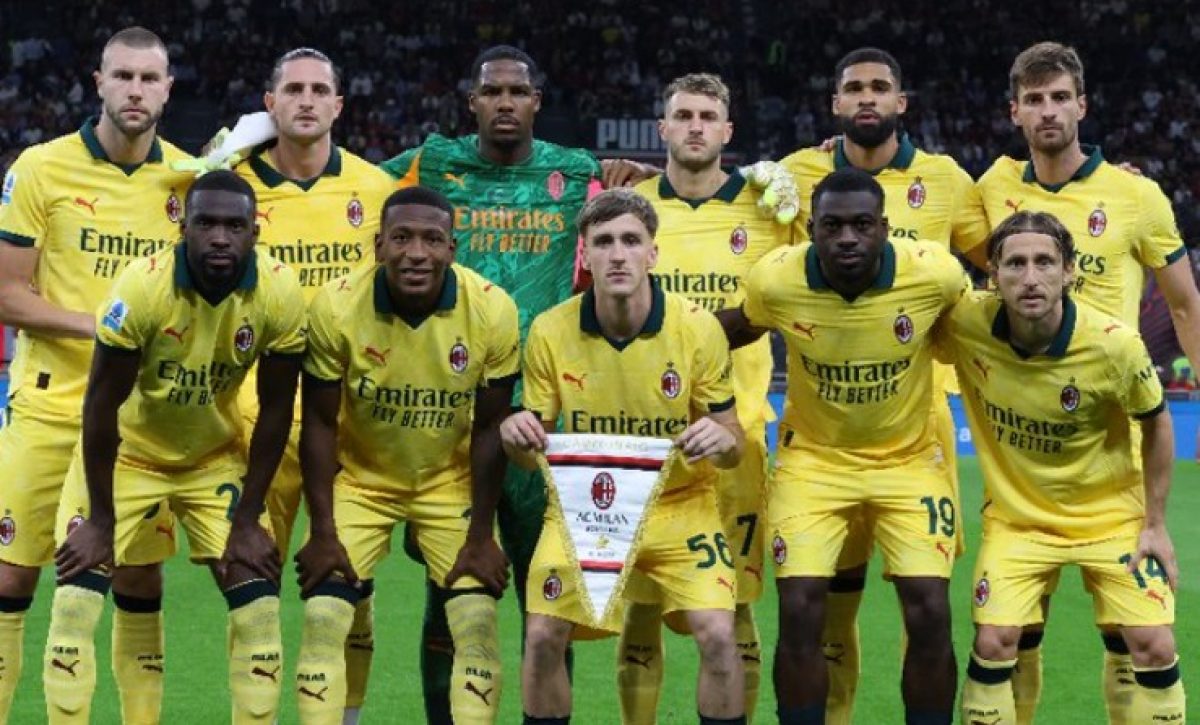 El defensor ecuatoriano Pervis Estupiñán con sus compañeros del Milan en la serie A FOTO: Milan