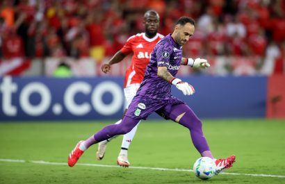El delantero Enner Valencia junto a David Ospina, arquero de Atlético Nacional de Colombia.