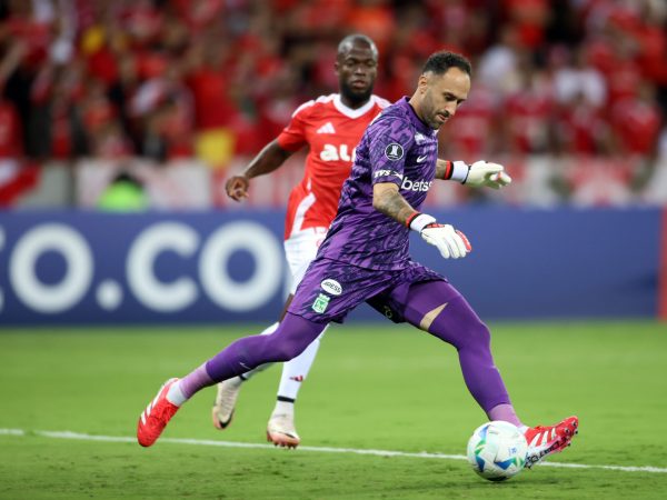El delantero Enner Valencia junto a David Ospina, arquero de Atlético Nacional de Colombia.