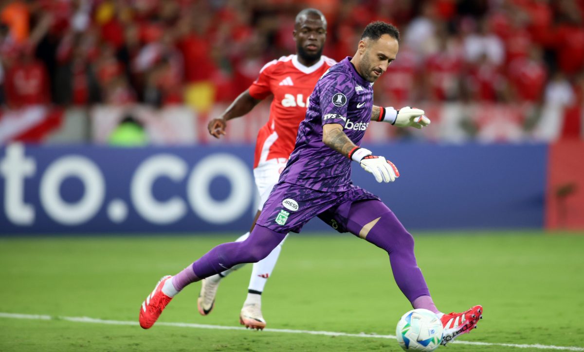 El delantero Enner Valencia junto a David Ospina, arquero de Atlético Nacional de Colombia.