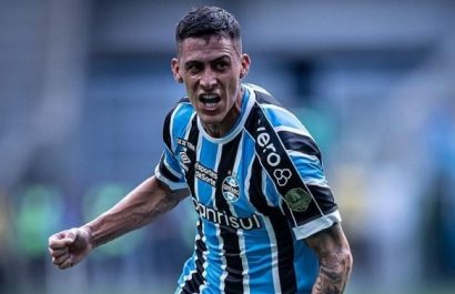 El delantero argentino Cristian Pavón, jugador del Gremio, fue denunciado por la Policía de Brasil tras un altercado con uno de sus agentes.