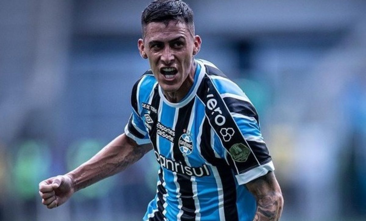 El delantero argentino Cristian Pavón, jugador del Gremio, fue denunciado por la Policía de Brasil tras un altercado con uno de sus agentes.