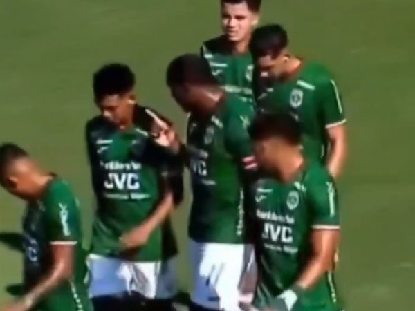 El delantero ecuatoriano Juan Luis Anangonó desató una fuerte controversia al abofetear a su propio compañero Alexy Vega.