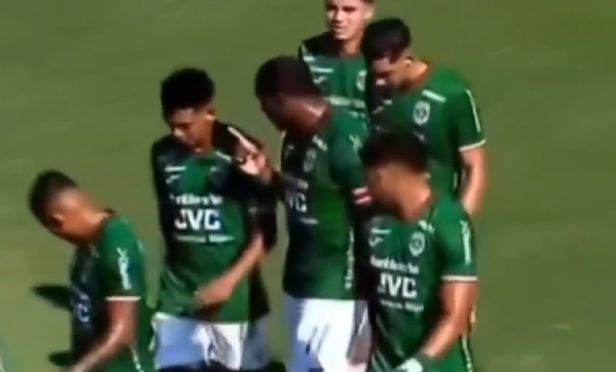 El delantero ecuatoriano Juan Luis Anangonó desató una fuerte controversia al abofetear a su propio compañero Alexy Vega.