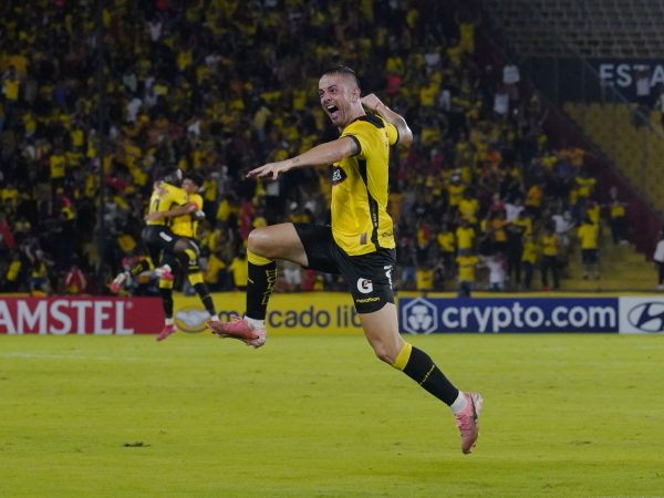 El delantero uruguayo Octavio Rivero, en un duelo por Copa Libertadores.