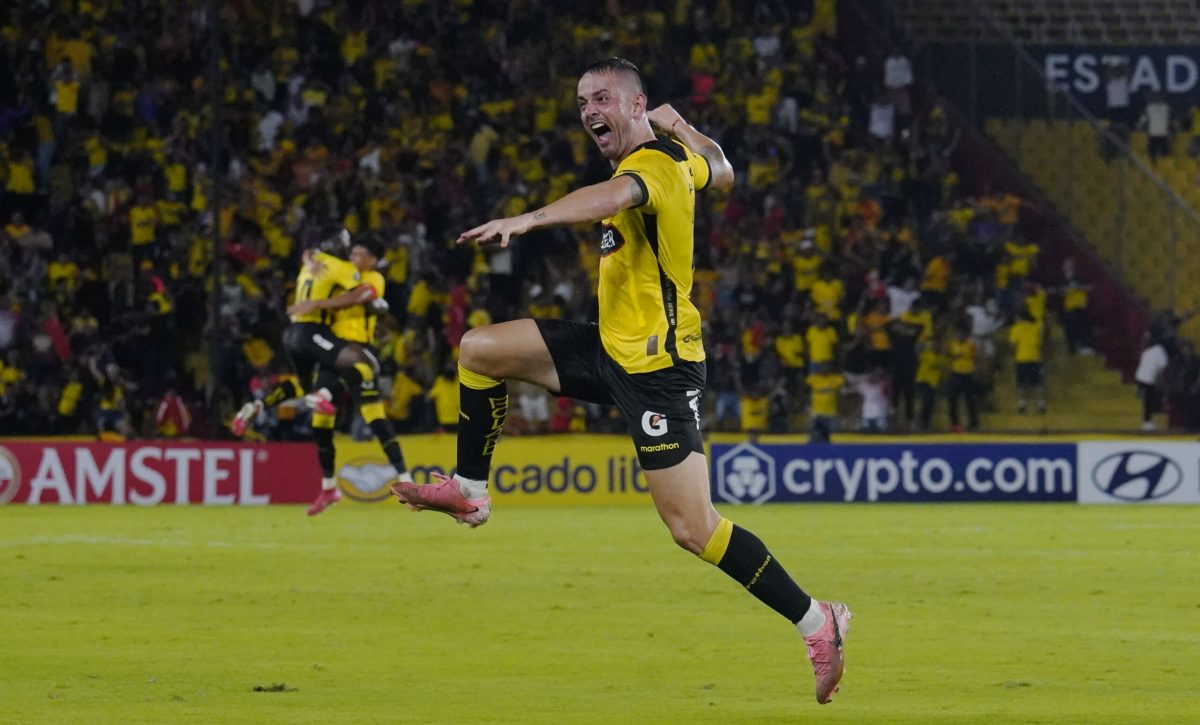 El delantero uruguayo Octavio Rivero, en un duelo por Copa Libertadores.