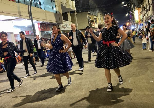 El desfile se detuvo en varias ocasiones debido al entusiasmo de los asistentes, quienes salían a tomarse fotos o selfies con los participantes.