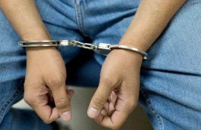 El detenido enfrenta cargos por violar a su vecina menor de edad.