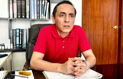 El doctor Francisco Moncayo, cirujano plástico certificado, promueve una cultura de responsabilidad médica en Santo Domingo.