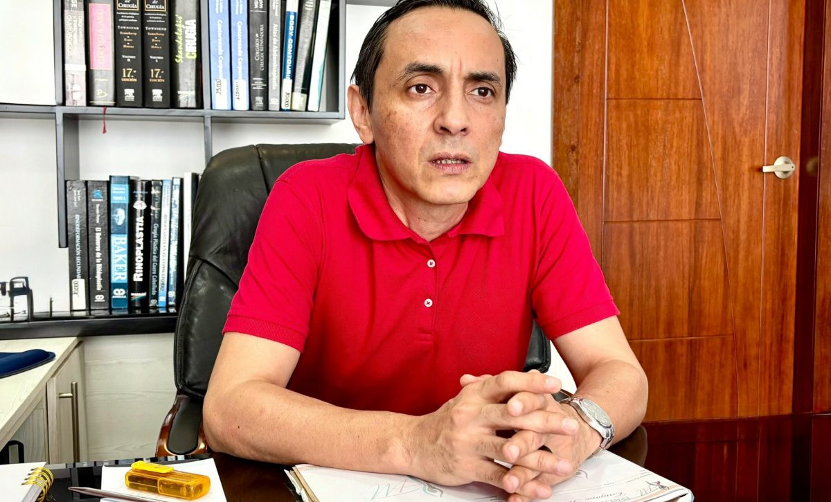 El doctor Francisco Moncayo, cirujano plástico certificado, promueve una cultura de responsabilidad médica en Santo Domingo.