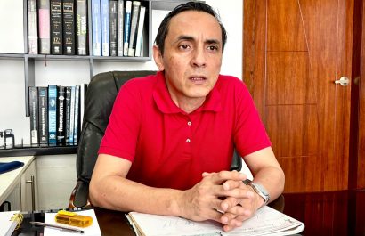 El doctor Francisco Moncayo, cirujano plástico certificado, promueve una cultura de responsabilidad médica en Santo Domingo.
