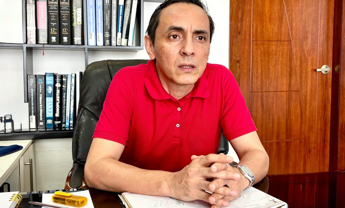 El doctor Francisco Moncayo, cirujano plástico certificado, promueve una cultura de responsabilidad médica en Santo Domingo.