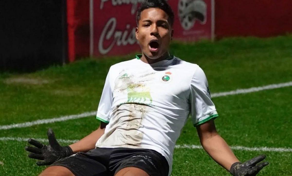 El ecuatoriano Jeremy Arévalo firma renovación con Racing de Santander hasta 2027