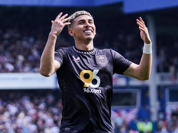 El ecuatoriano Jeremy Sarmiento se muestra feliz tras marcar un doblete con Burnley.