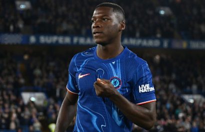 El ecuatoriano Moisés Caicedo fue elegido como el jugador del año del Chelsea - copia